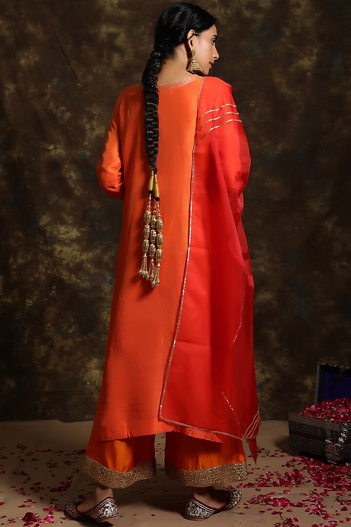 Laal Baag Silk Kurta Set by Kanika sharma at Pernia's Pop Up Shop