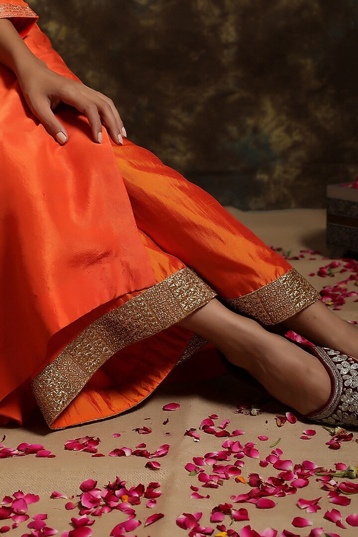 Laal Baag Silk Kurta Set by Kanika sharma at Pernia's Pop Up Shop