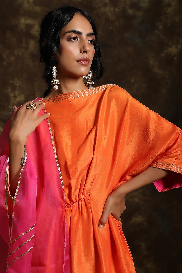 Sarung Silk Kurta Set by Kanika sharma at Pernia's Pop Up Shop