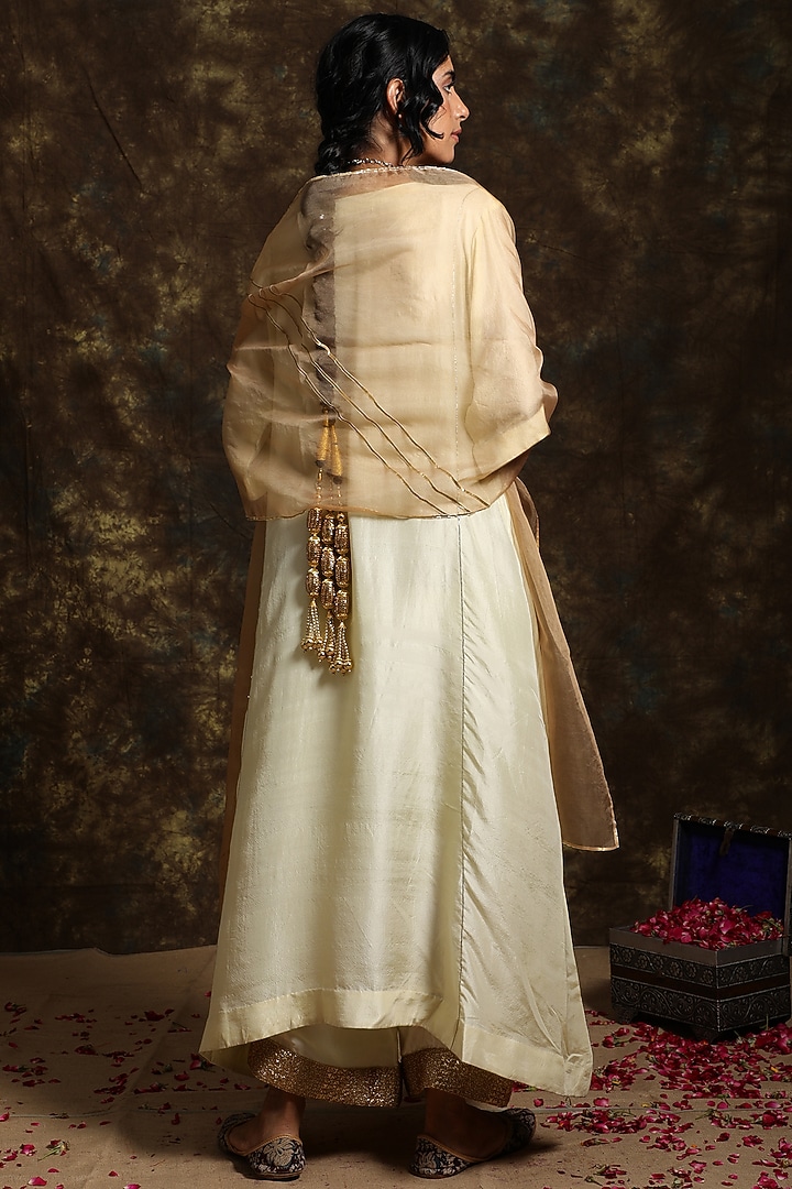 Waheeda Silk Kurta Set by Kanika sharma at Pernia's Pop Up Shop