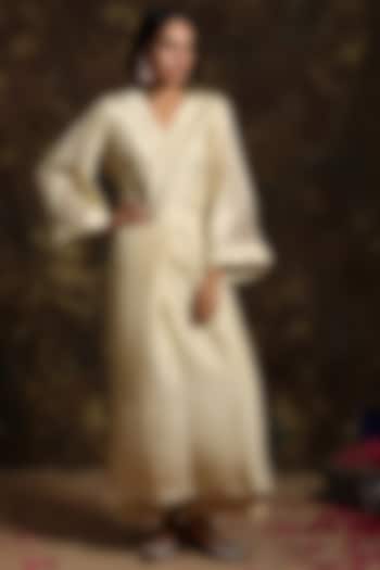 Off White Embroidered Kurta With Pants by Kanika sharma at Pernia's Pop Up Shop