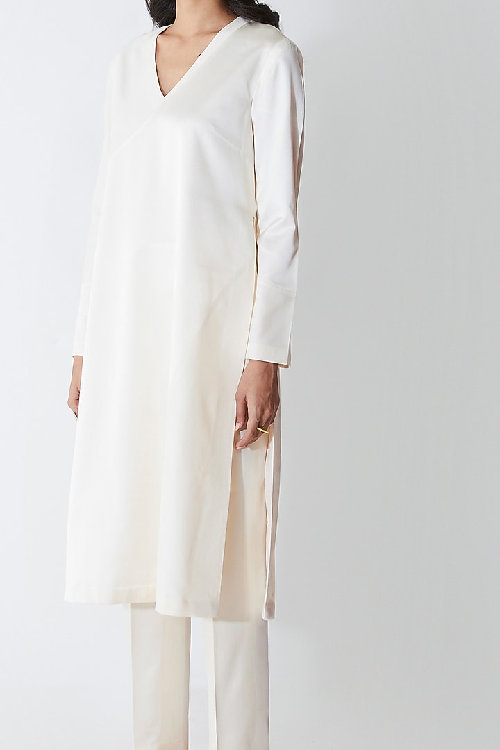 Coconut Sorbet Ivory Kurta Set by Kshitij Jalori at Pernia's Pop Up Shop