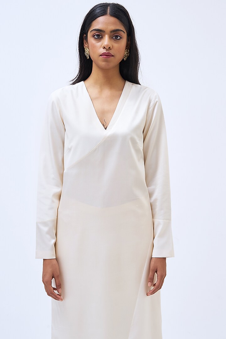 White Silk Satin Crepe Kurta Set by Kshitij Jalori at Pernia's Pop Up Shop