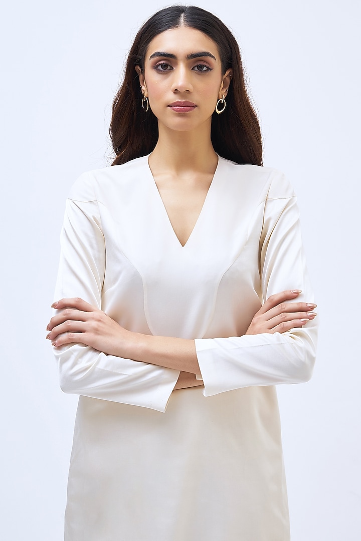 White Silk Satin Crepe Kurta Set by Kshitij Jalori at Pernia's Pop Up Shop