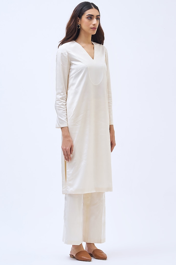 White Silk Satin Crepe Kurta Set by Kshitij Jalori at Pernia's Pop Up Shop