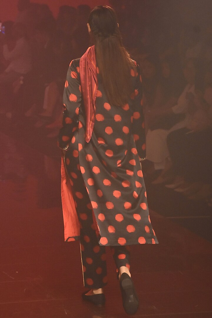 Black Embroidered Kurta With Pants by Kshitij Jalori at Pernia's Pop Up Shop