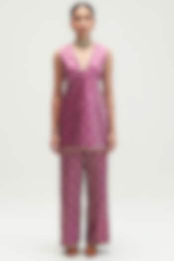 Amethyst Embroidered Kurta Set by Kshitij Jalori at Pernia's Pop Up Shop