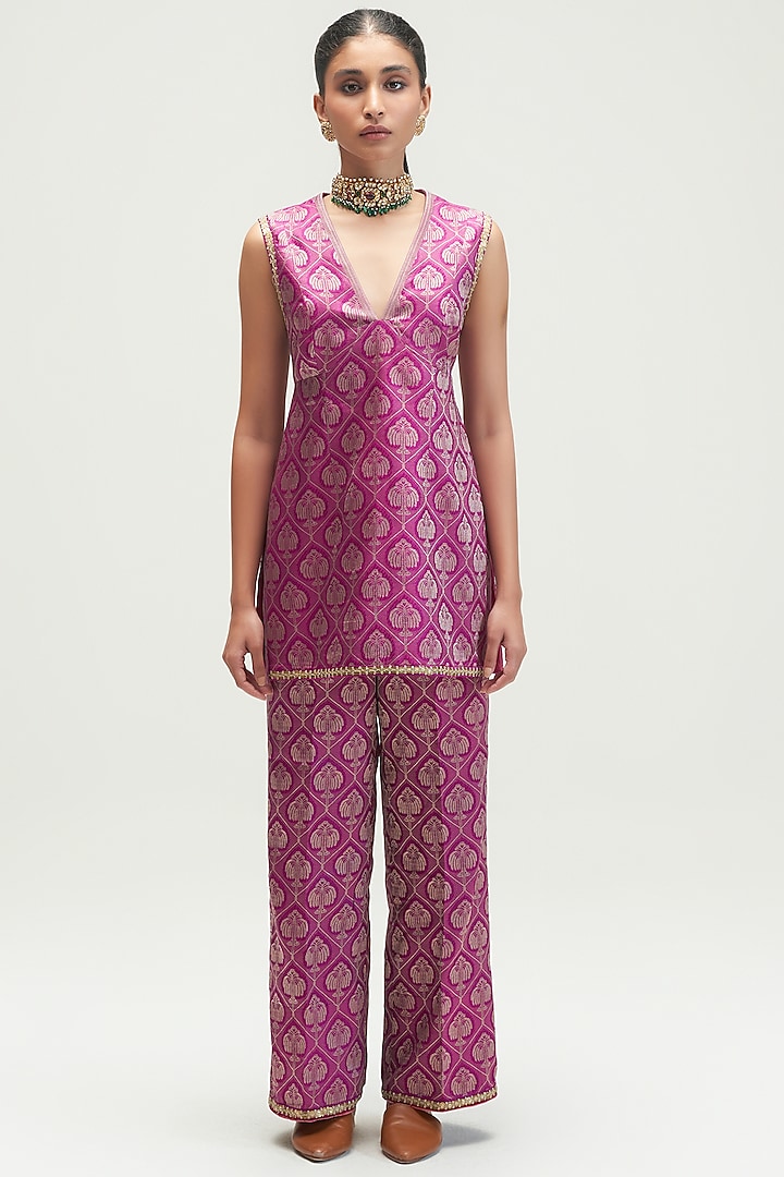 Amethyst Embroidered Kurta Set by Kshitij Jalori at Pernia's Pop Up Shop