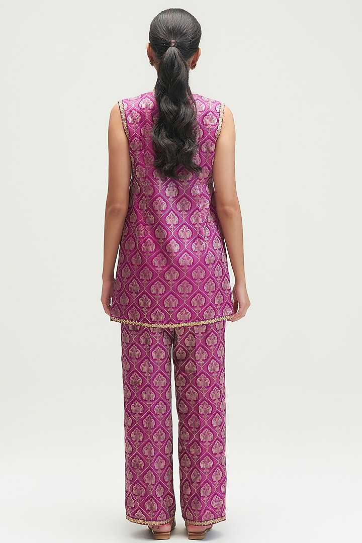 Amethyst Embroidered Kurta Set by Kshitij Jalori at Pernia's Pop Up Shop