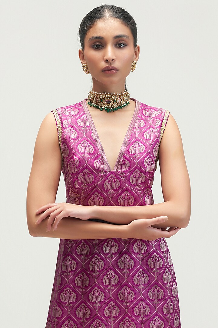 Amethyst Embroidered Kurta Set by Kshitij Jalori at Pernia's Pop Up Shop