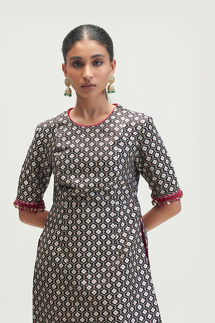 Black Embroidered Kurta Set by Kshitij Jalori at Pernia's Pop Up Shop