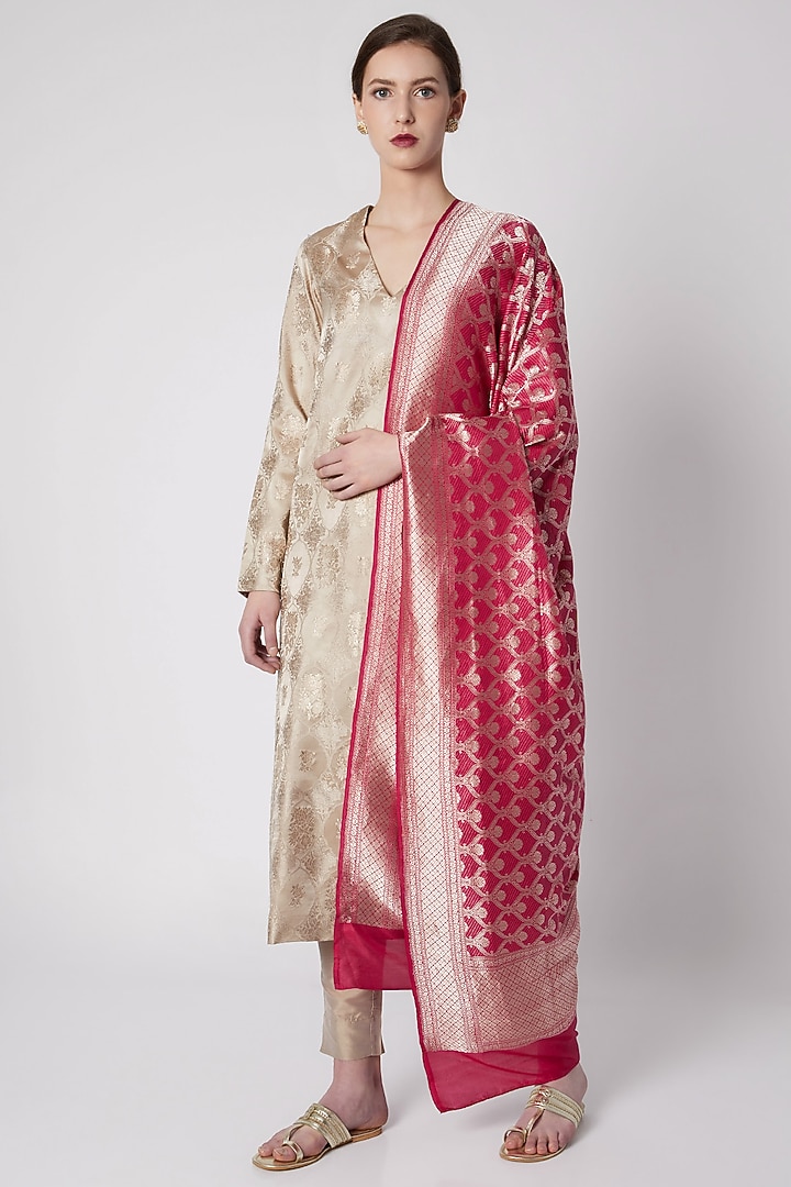 Fuchsia Zari Embroidered Dupatta by Kshitij Jalori at Pernia's Pop Up Shop