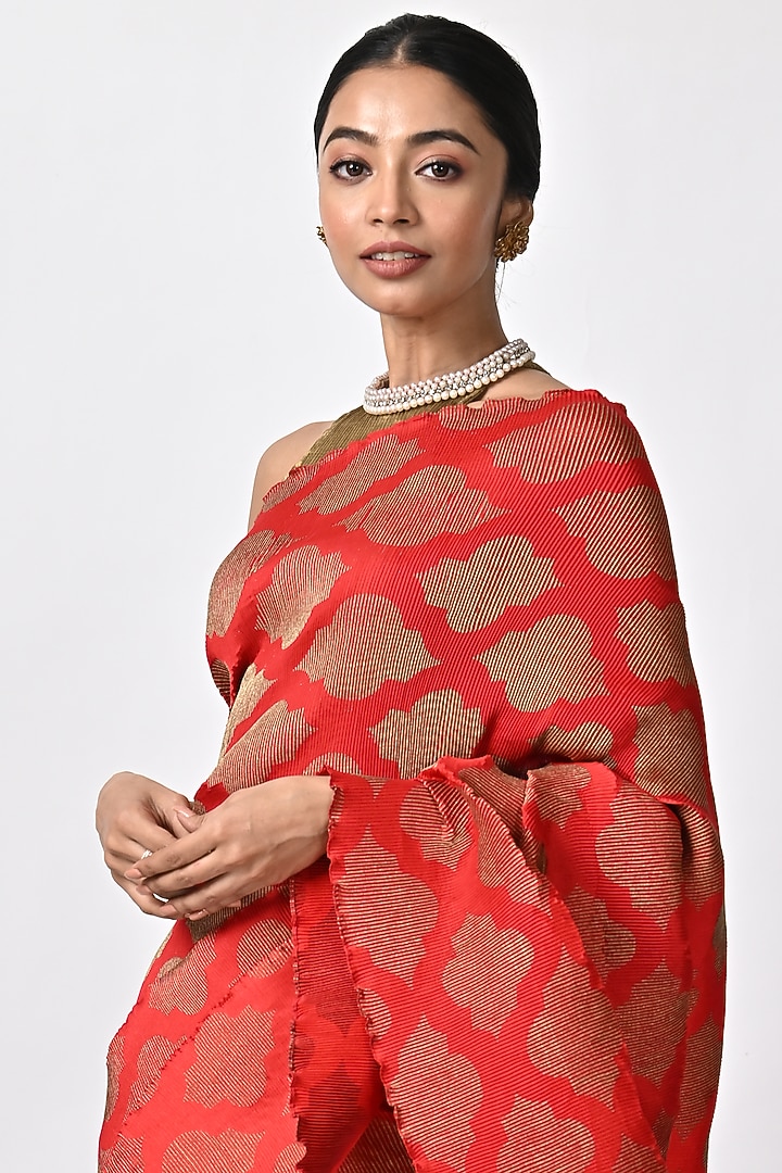 Red Organza Embroidered & Printed Pleated Wedding Saree Set by Kiran Uttam Ghosh at Pernia's Pop Up Shop