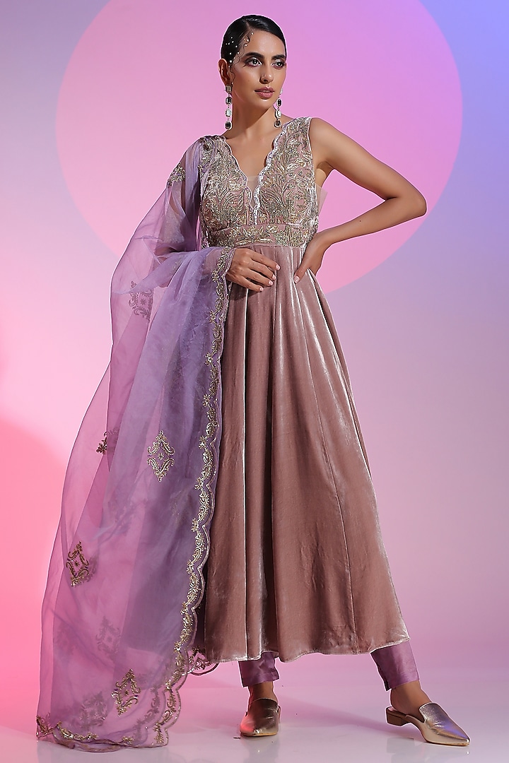 Mauve Velvet Embroidered Kalidaar Kurta Set by Kudi Pataka Designs 