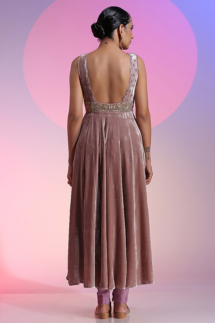 Mauve Velvet Embroidered Kalidaar Kurta Set by Kudi Pataka Designs  at Pernia's Pop Up Shop