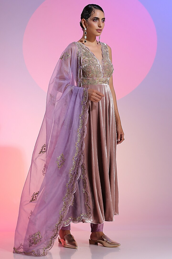 Mauve Velvet Embroidered Kalidaar Kurta Set by Kudi Pataka Designs  at Pernia's Pop Up Shop