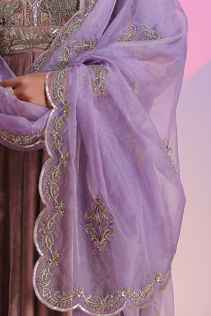 Mauve Velvet Embroidered Kalidaar Kurta Set by Kudi Pataka Designs  at Pernia's Pop Up Shop