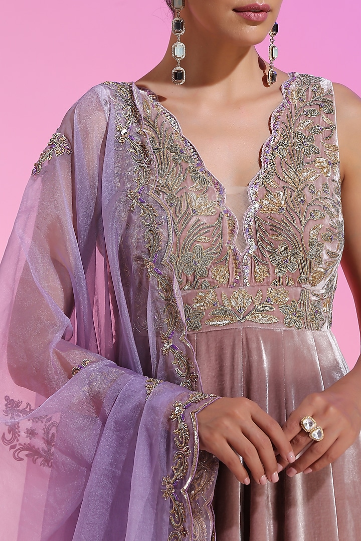 Mauve Velvet Embroidered Kalidaar Kurta Set by Kudi Pataka Designs  at Pernia's Pop Up Shop