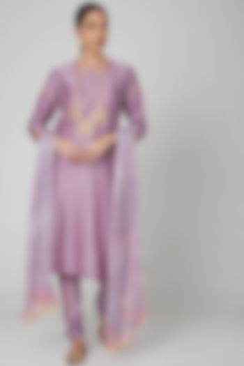 Mauve Chanderi & Tabby Embroidered Kurta Set For Girls by Mini Pataka by Kudi Pataka Designs  at Pernia's Pop Up Shop