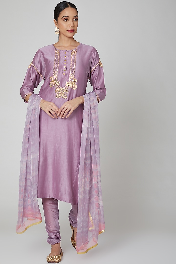 Mauve Chanderi & Tabby Embroidered Kurta Set For Girls by Mini Pataka by Kudi Pataka Designs  at Pernia's Pop Up Shop