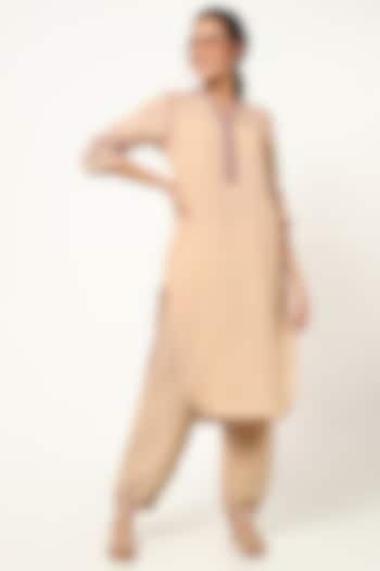 Sand Beige Linen Kurta Set by Kaveri at Pernia's Pop Up Shop