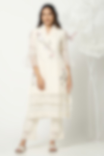 Off White Linen Hand Embroidered Kurta Set by Kaveri at Pernia's Pop Up Shop