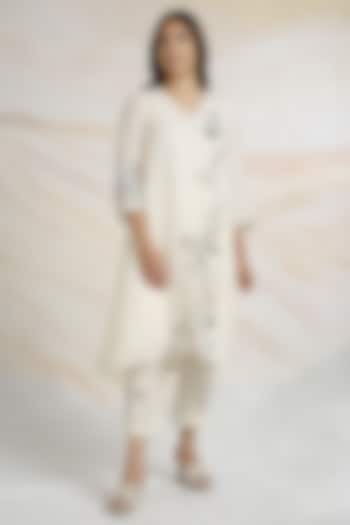Off-White Linen Floral Hand Embroidered Kurta Set by Kaveri at Pernia's Pop Up Shop
