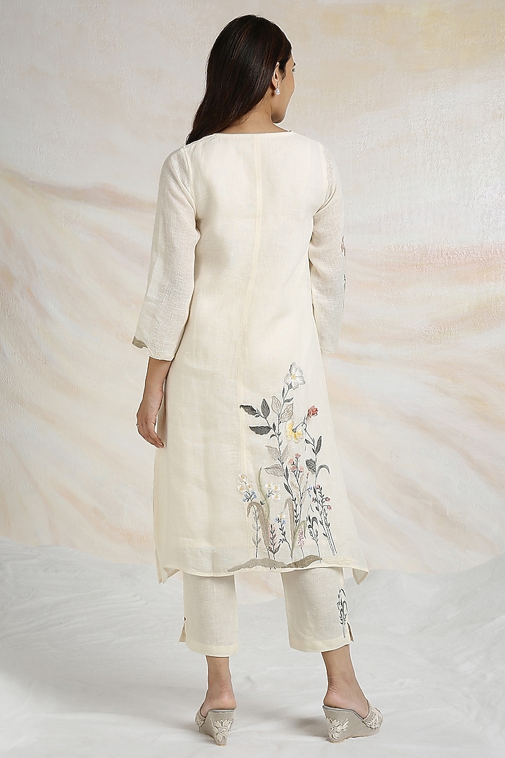 Off-White Linen Floral Hand Embroidered Kurta Set by Kaveri at Pernia's Pop Up Shop