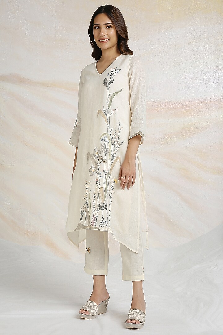 Off-White Linen Floral Hand Embroidered Kurta Set by Kaveri at Pernia's Pop Up Shop