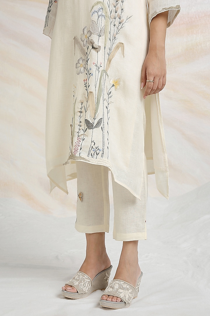Off-White Linen Floral Hand Embroidered Kurta Set by Kaveri at Pernia's Pop Up Shop