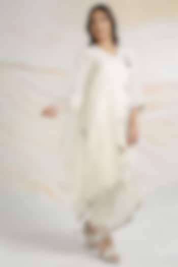Off-White Linen Floral Hand Embroidered Kurta Set by Kaveri at Pernia's Pop Up Shop