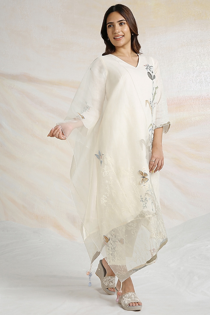 Off-White Linen Floral Hand Embroidered Kurta Set by Kaveri at Pernia's Pop Up Shop