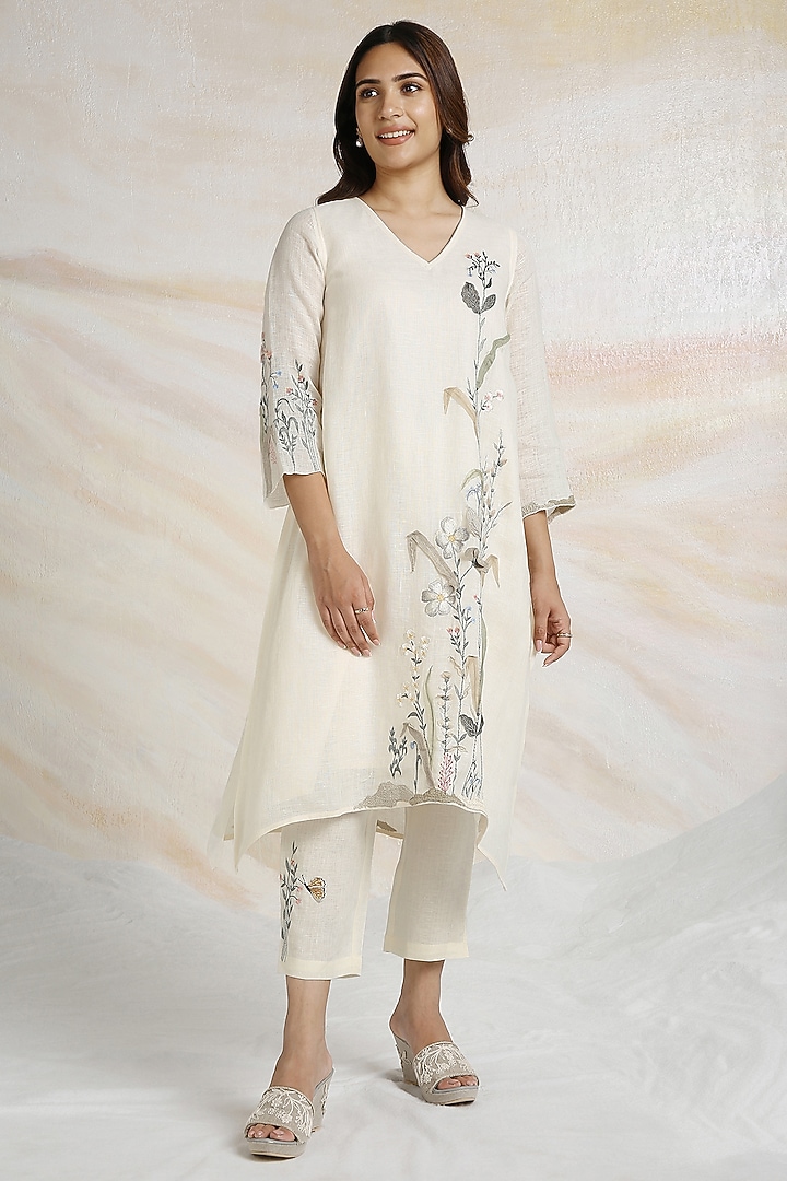 Off-White Linen Floral Hand Embroidered Kurta Set by Kaveri at Pernia's Pop Up Shop
