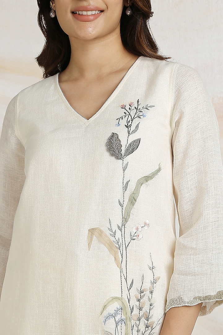 Off-White Linen Floral Hand Embroidered Kurta Set by Kaveri at Pernia's Pop Up Shop
