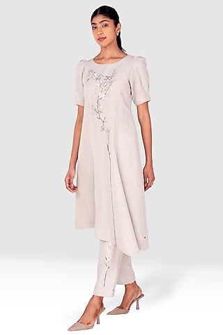 White & Beige Linen Asymmetric Kurta Set by Kaveri