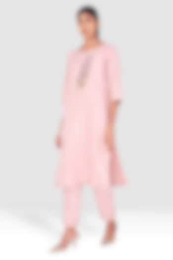 Blush Linen Thread Embossed Embroidered Kurta Set by Kaveri at Pernia's Pop Up Shop