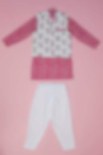 Pink Leheriya Printed Kurta Set With Bundi Jacket For Boys by Laado