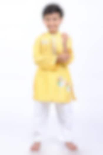 Yellow Bamberg Silk Thread Embroidered Kurta Set For Boys by La Dee Da at Pernia's Pop Up Shop