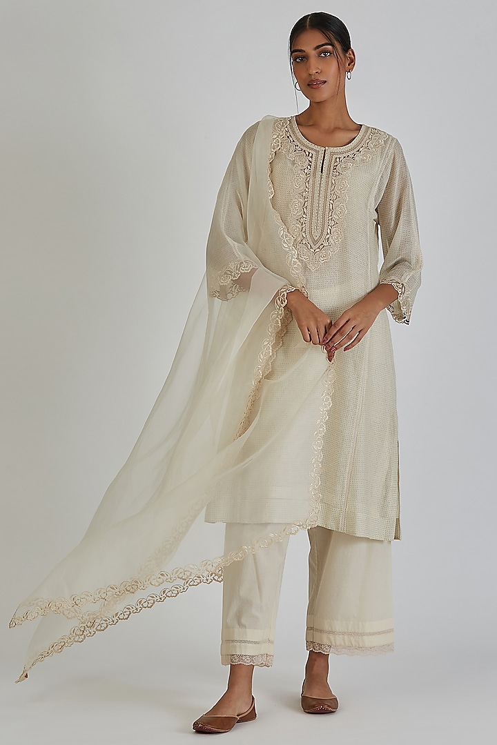 White Organza Resham Floral Embroidered Dupatta by Lajjoo c