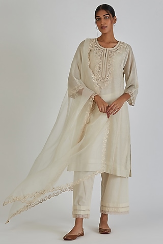 White Organza Resham Floral Embroidered Dupatta by Lajjoo c