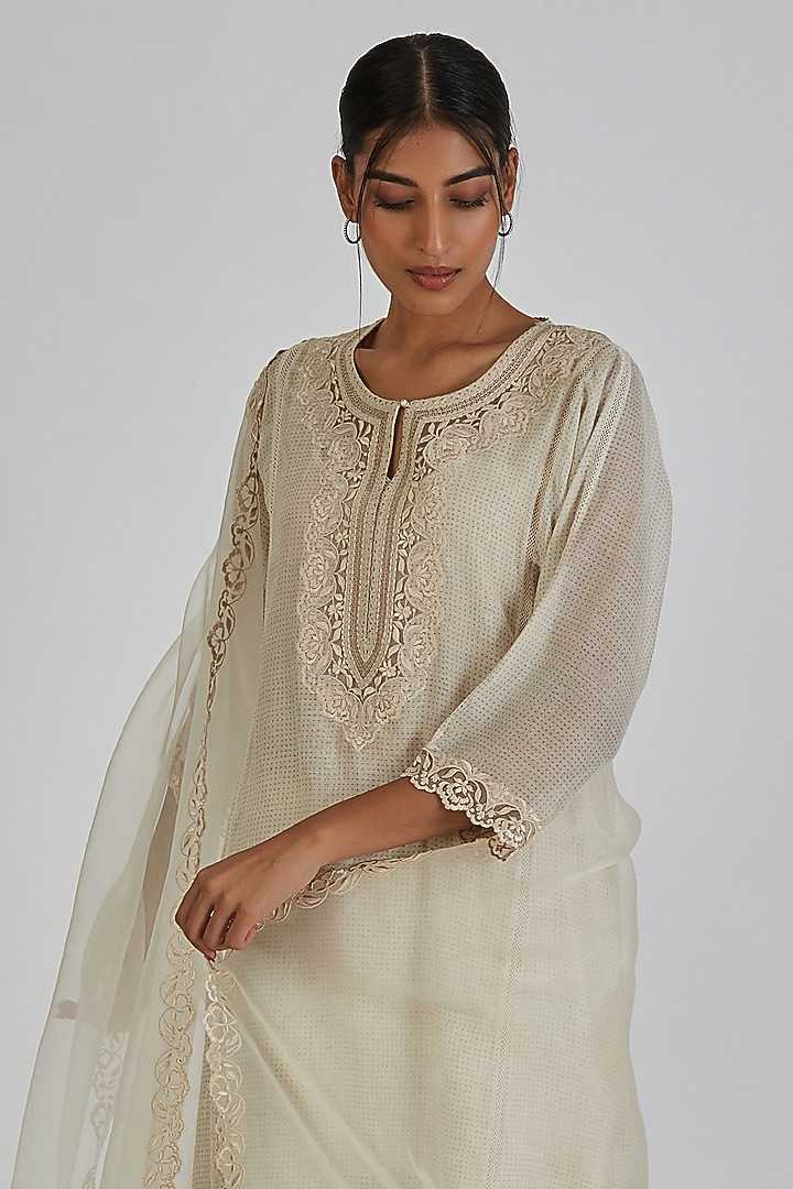 White Organza Resham Floral Embroidered Dupatta by Lajjoo c at Pernia's Pop Up Shop