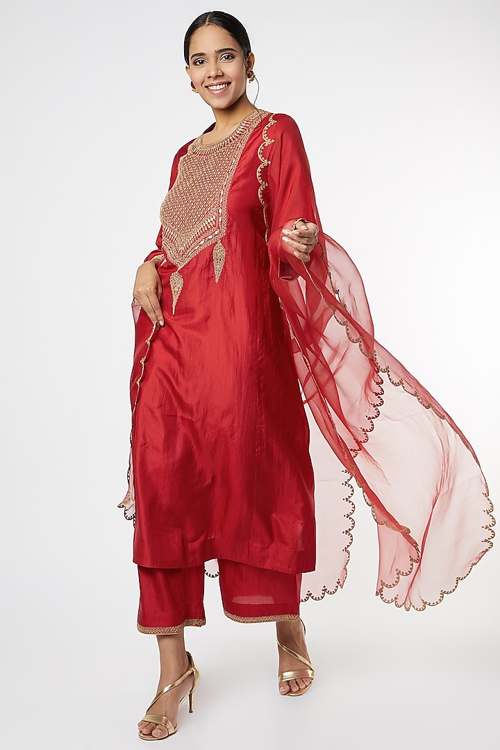 Red Kurta Set With Embroidery by Lajjoo C