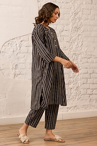 Black Cotton Linen Self Textured Kurta Set by Label Mansi Nagdev