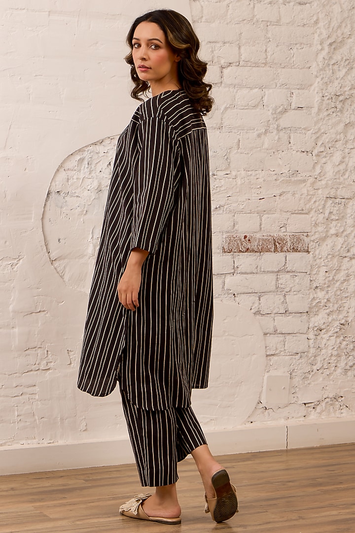 Black Cotton Linen Self Textured Kurta Set by Label Mansi Nagdev at Pernia's Pop Up Shop