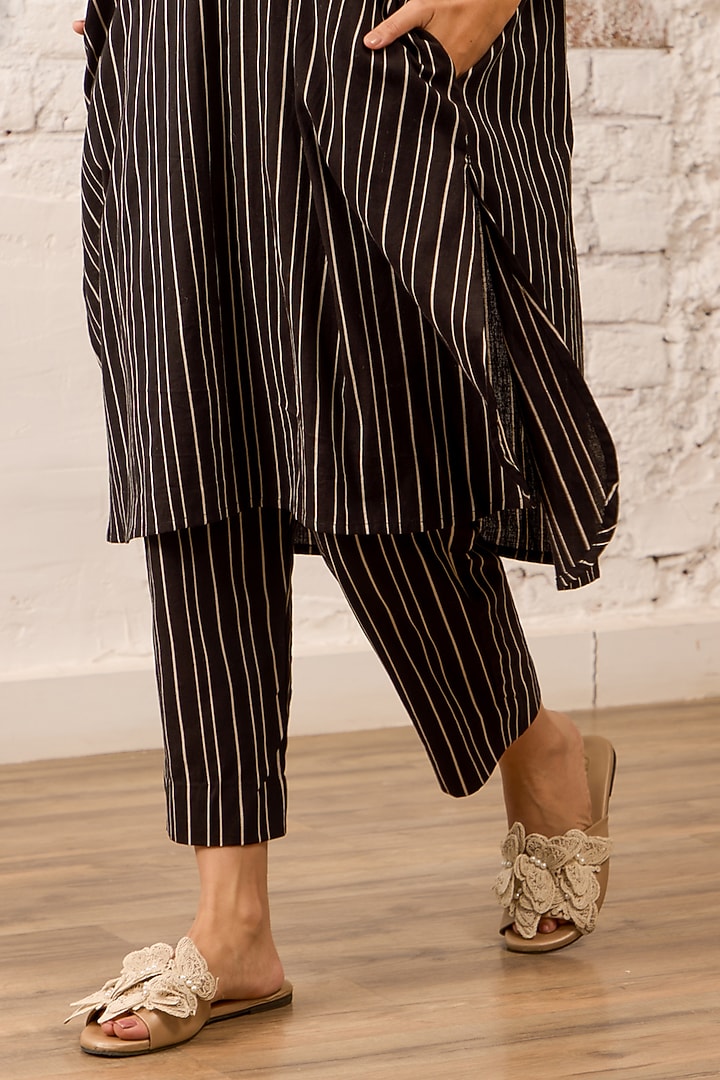 Black Cotton Linen Self Textured Kurta Set by Label Mansi Nagdev at Pernia's Pop Up Shop