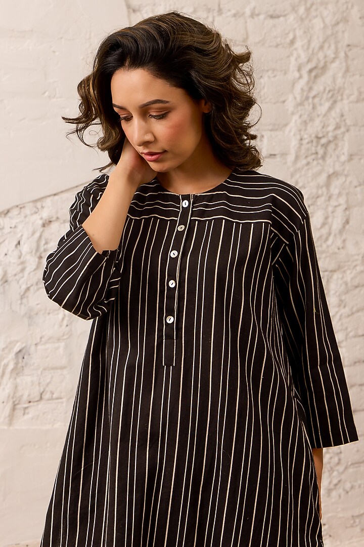 Black Cotton Linen Self Textured Kurta Set by Label Mansi Nagdev at Pernia's Pop Up Shop