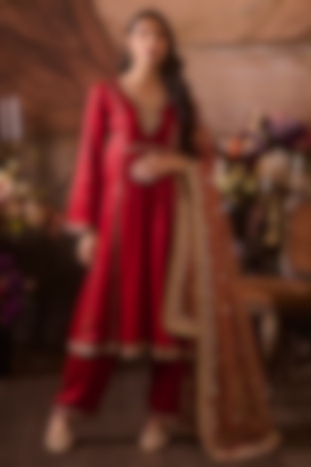 Red Velvet Zari Hand Embellished Kurta Set by Lashkaraa at Pernia's Pop Up Shop
