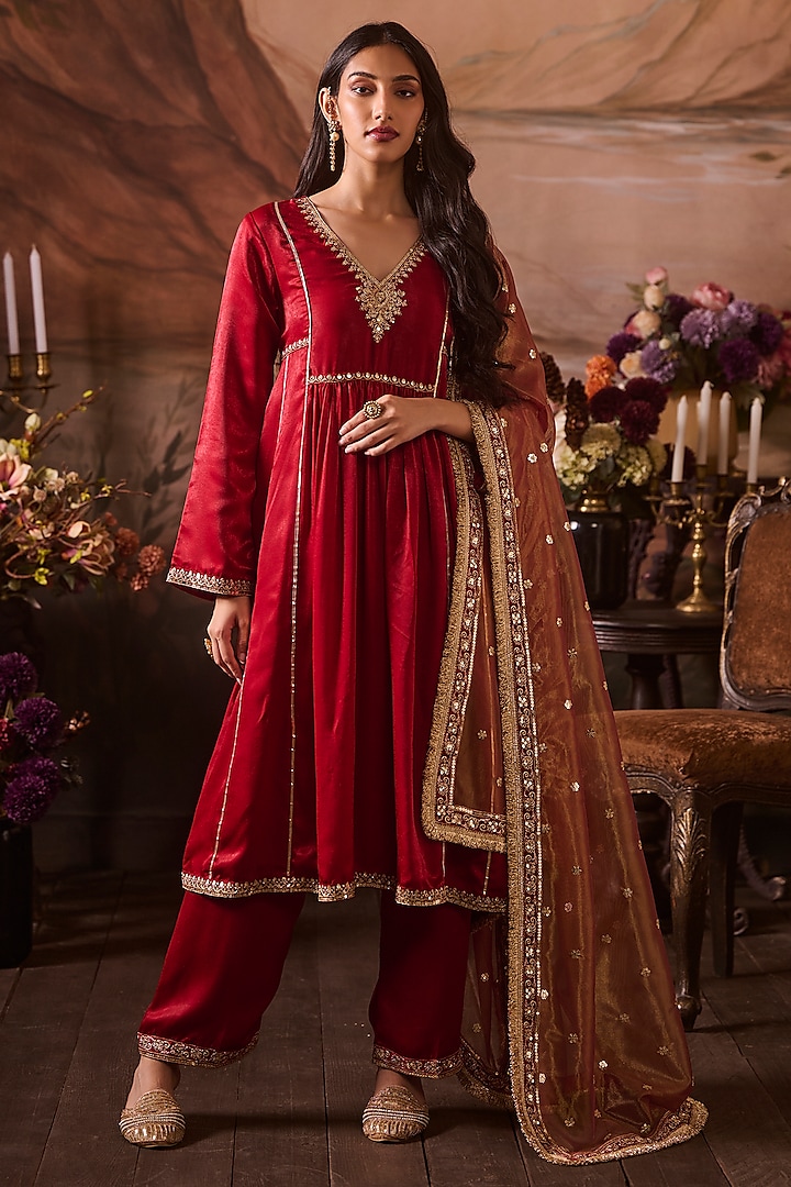Red Velvet Zari Hand Embellished Kurta Set by Lashkaraa at Pernia's Pop Up Shop