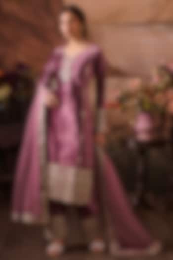 Lavender Velvet Zari Hand Embellished Kurta Set by Lashkaraa at Pernia's Pop Up Shop