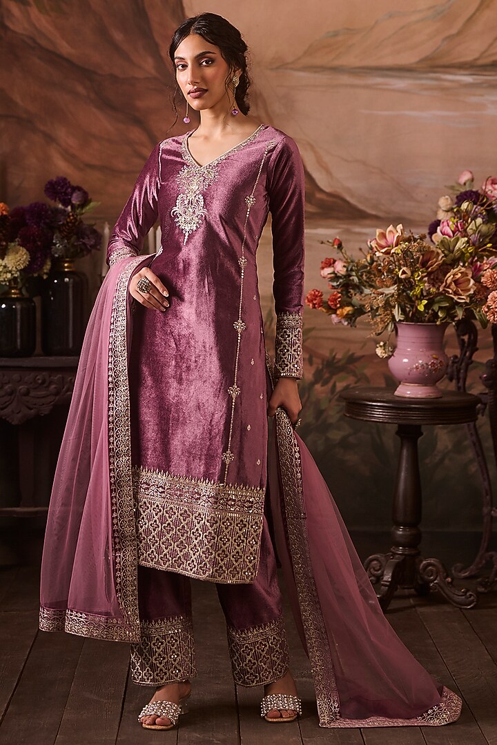 Lavender Velvet Zari Hand Embellished Kurta Set by Lashkaraa at Pernia's Pop Up Shop